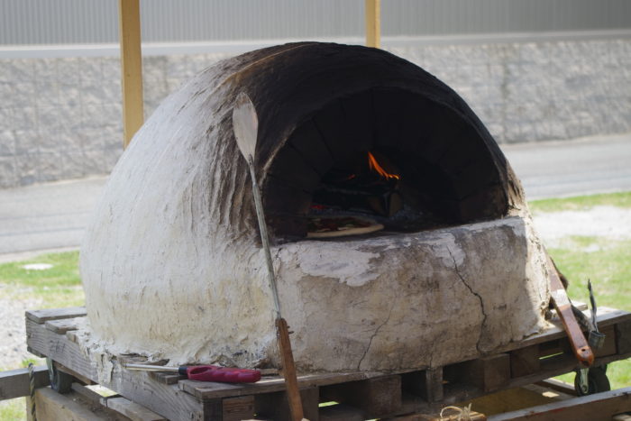海の家の骨組みもご自身で作り、持ち運びができるというピザ釜も手作りなんです！